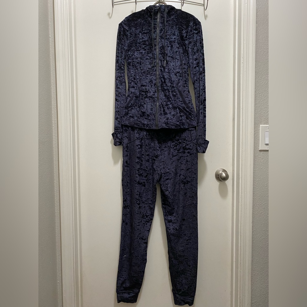 Lululemon crushed velvet set jacket size 6, jogger size 8 color : black